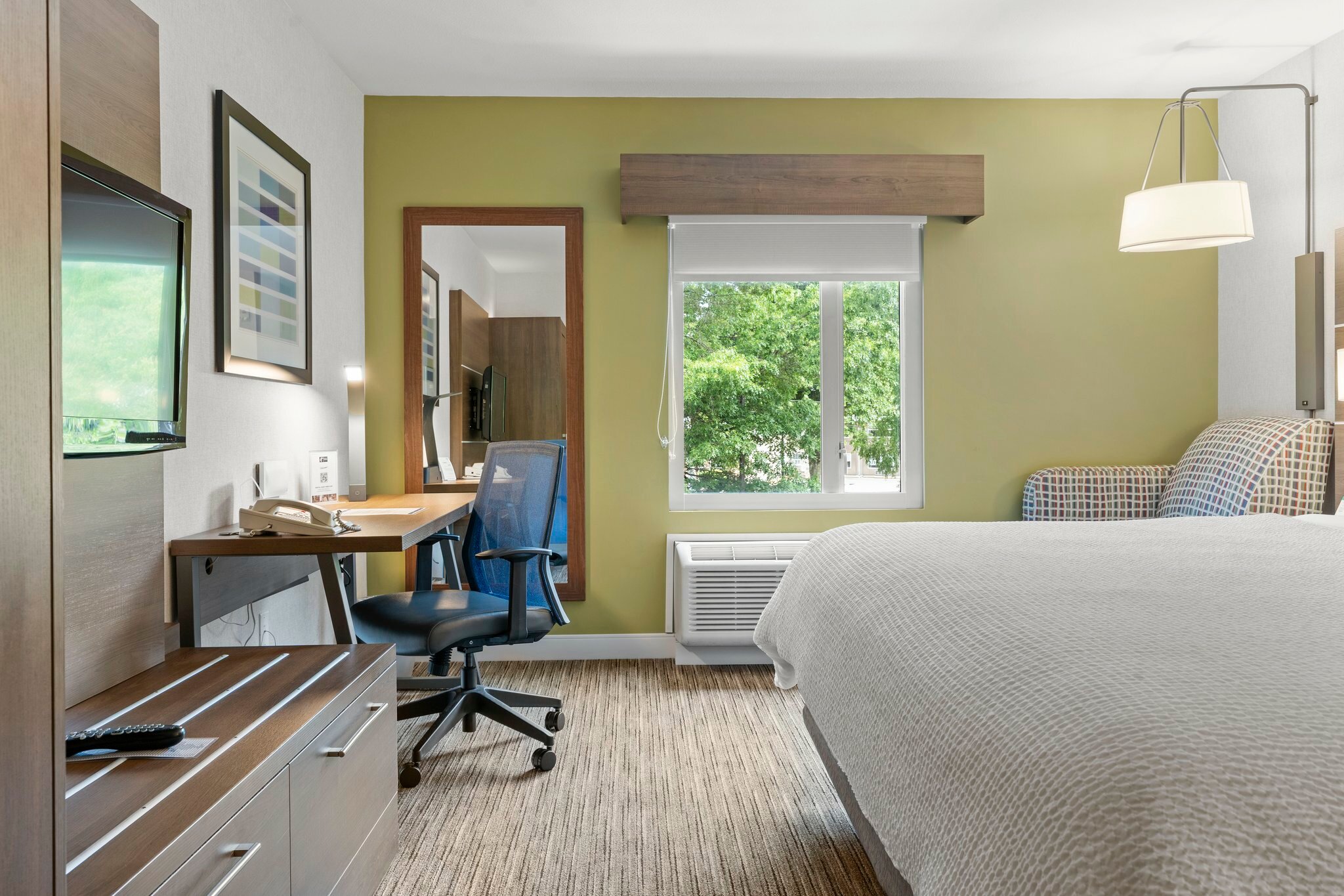 Фото Holiday Inn Express & Suites Surrey, an Ihg Hotel