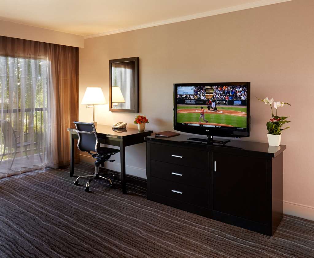 Фото DoubleTree by Hilton Claremont