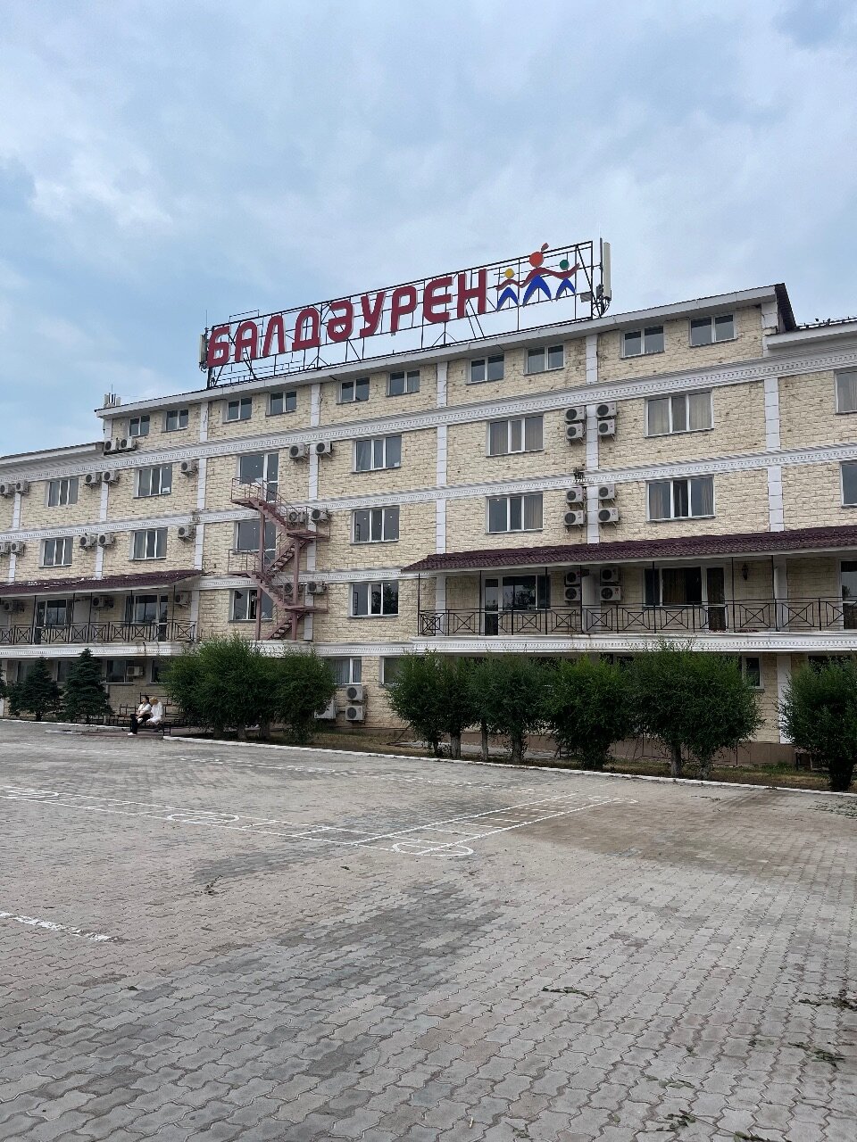 Өзендегі жалаңаш әйелдер