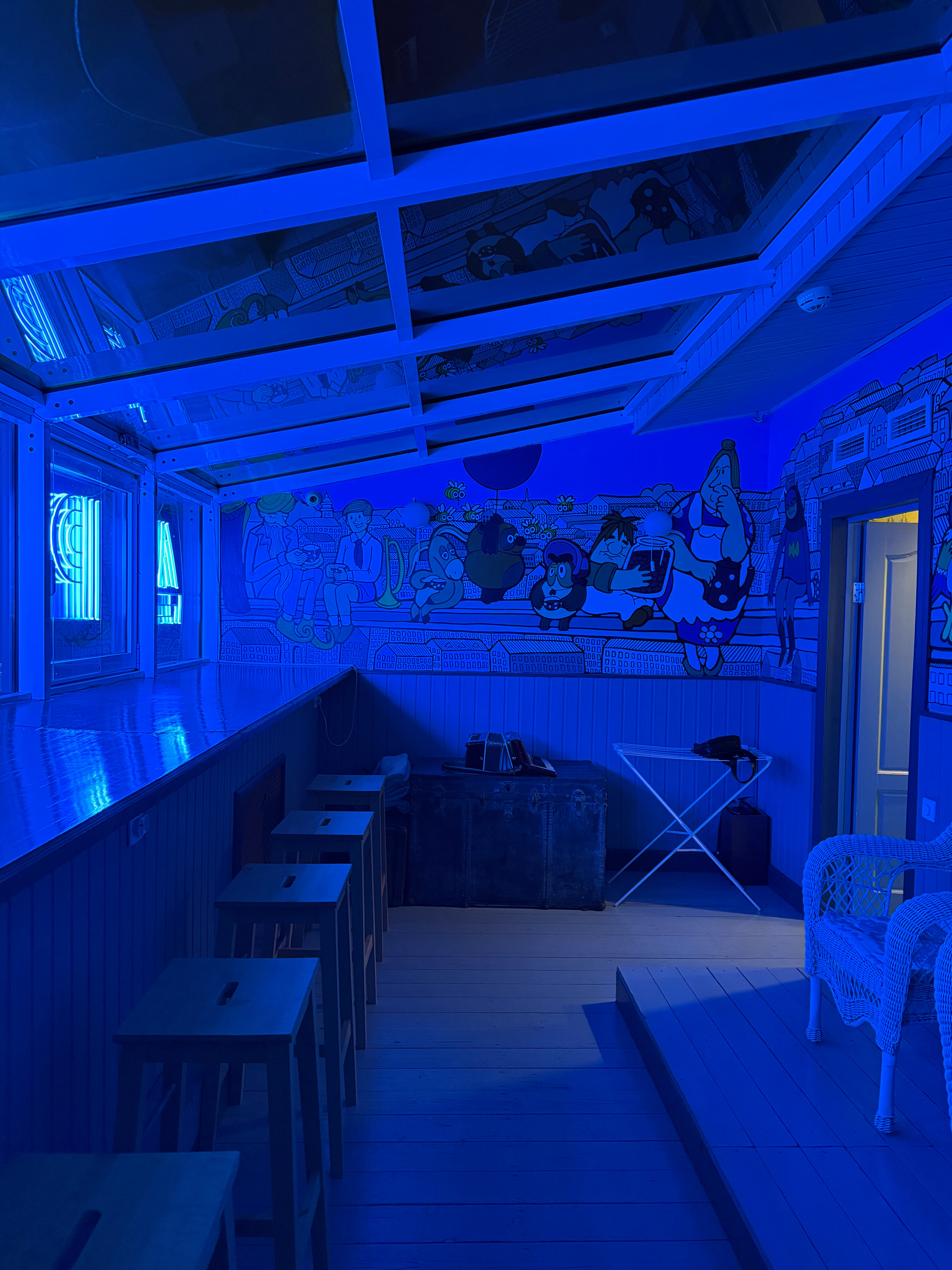 Фото Друзья у Дома Книги