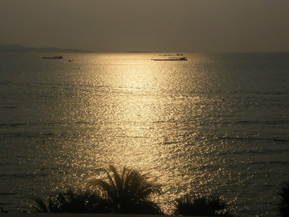 Фото The Beach Front Resort Pattaya