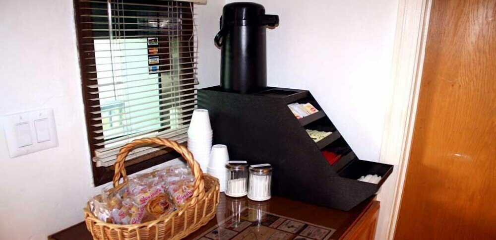 Фото Sunset Inn and Suites