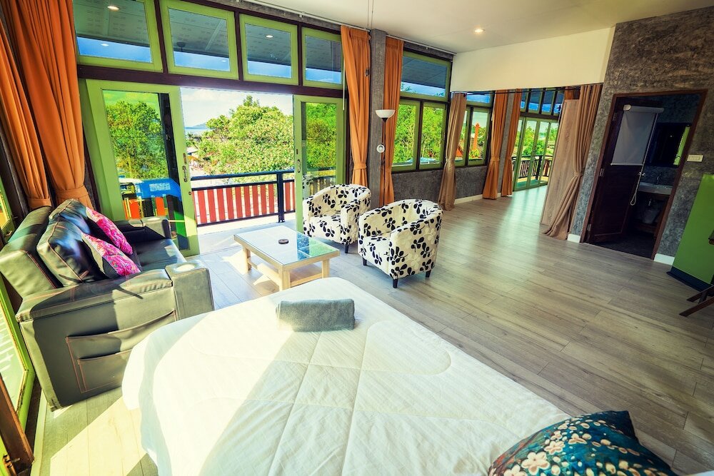 Фото Tonmai Suites