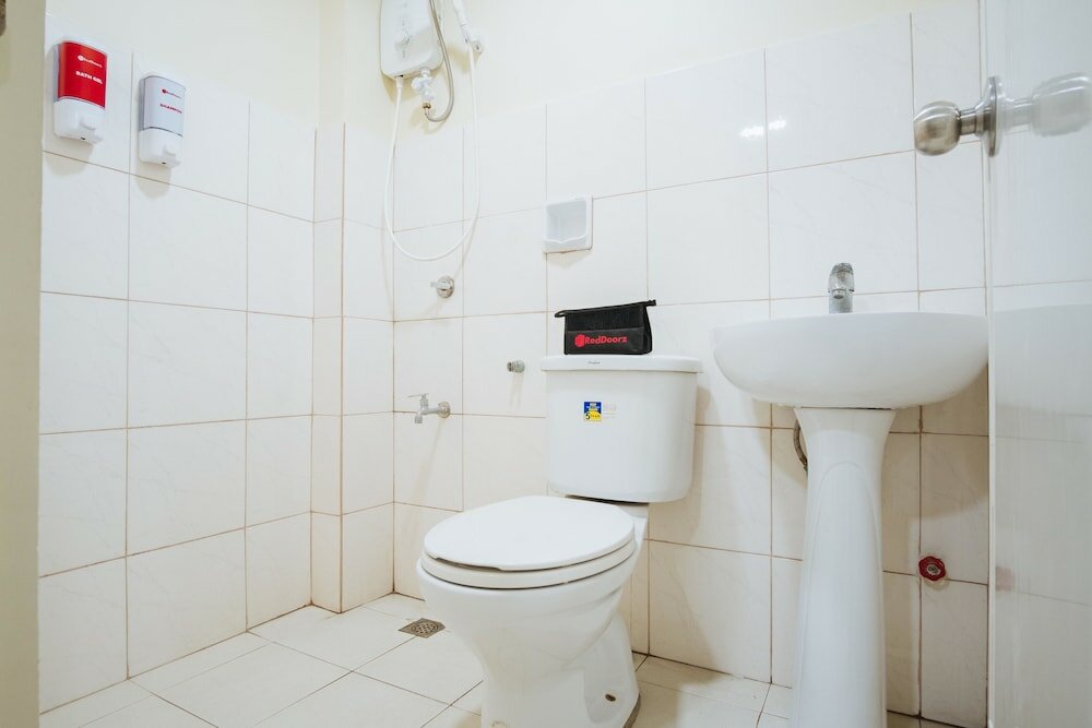 Фото RedDoorz @ University Belt Manila