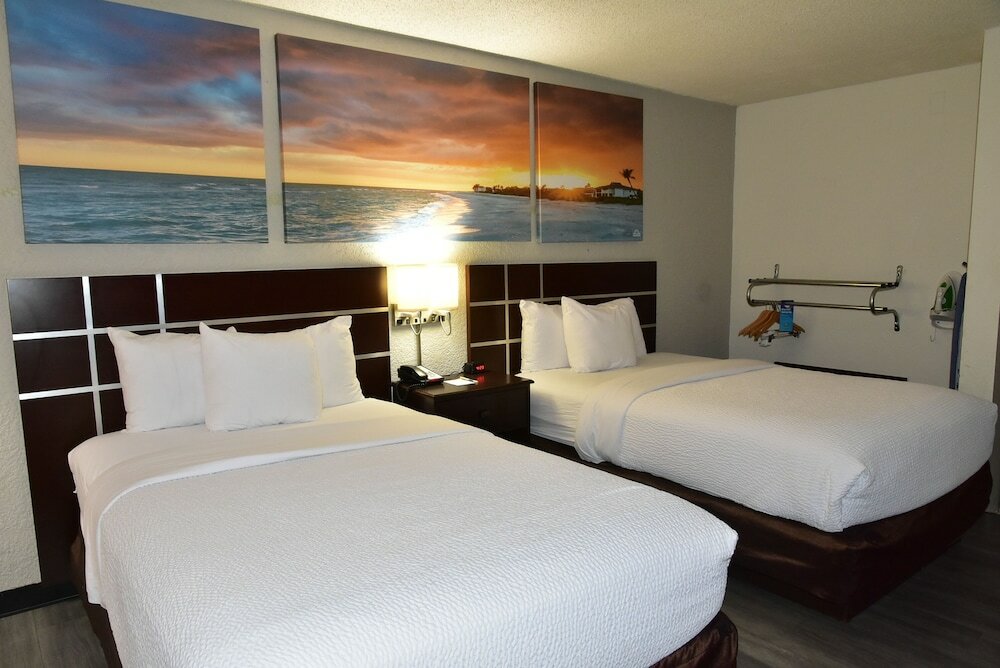 Фото Days Inn by Wyndham Stuart