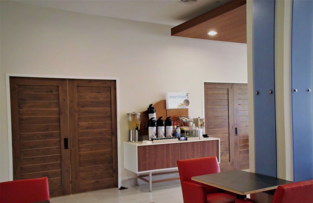 Фото Holiday Inn Express Hotel & Suites Tampa-Fairgrounds-Casino, an Ihg Hotel