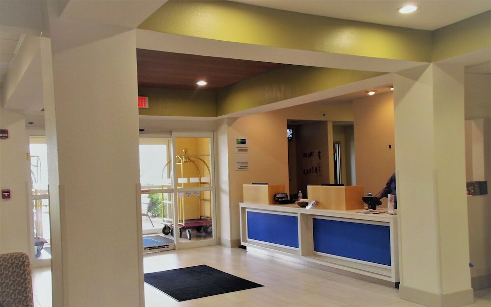 Фото Holiday Inn Express Hotel & Suites Tampa-Fairgrounds-Casino, an Ihg Hotel