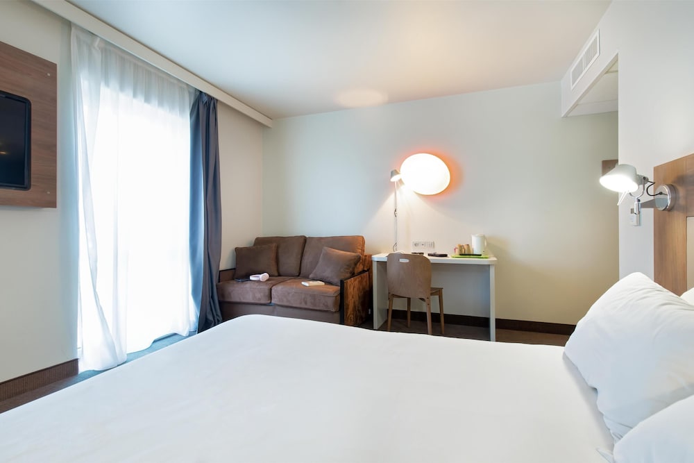 Фото Campanile Clermont Ferrand Centre