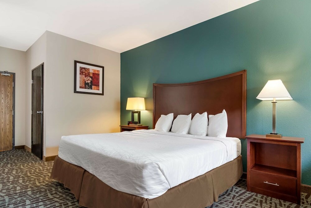 Фото SureStay Plus Hotel by Best Western Topeka Northwest