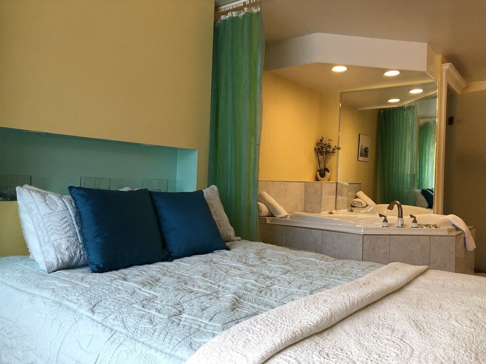 Фото Leaside Manor by The Leaside Group