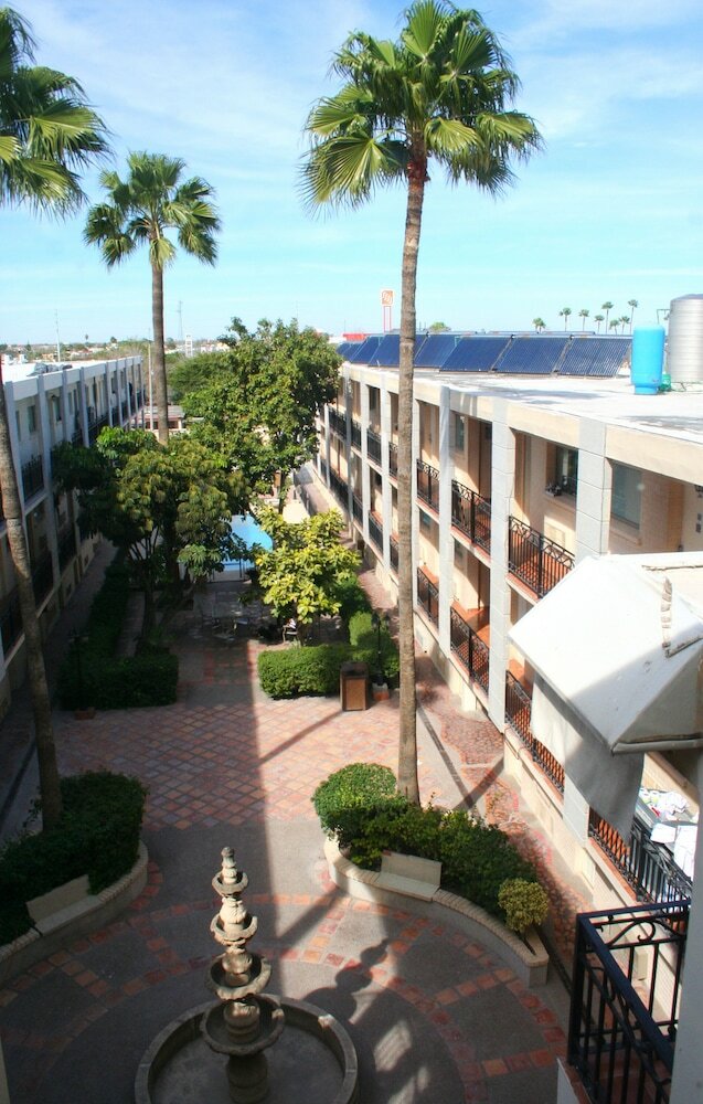 Фото Hotel El Camino Inn & Suites