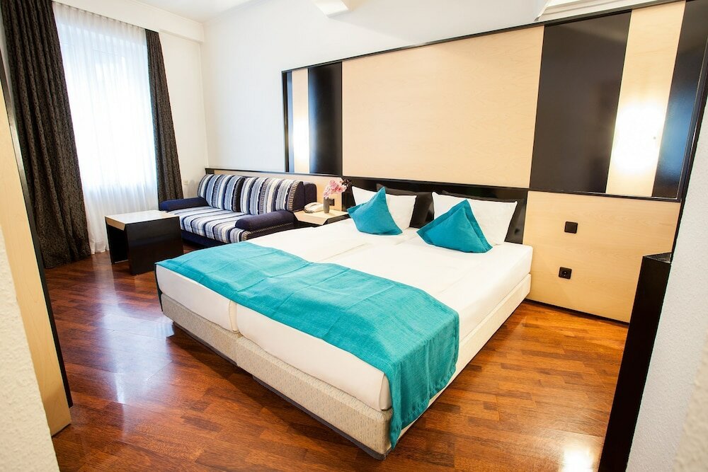 Фото Boutique 003 Koln am Dom