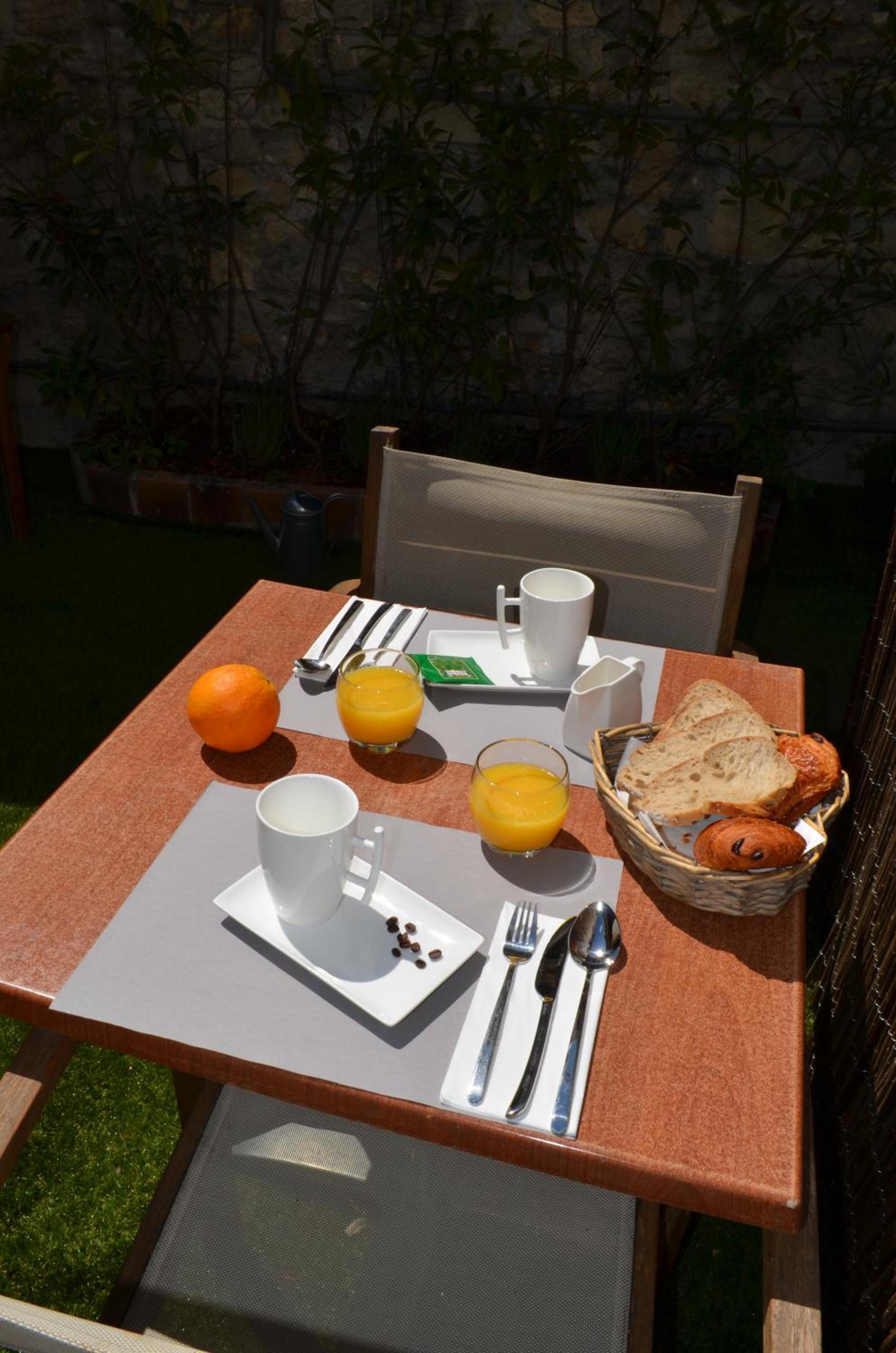 Фото Hôtel Les Corps Saints