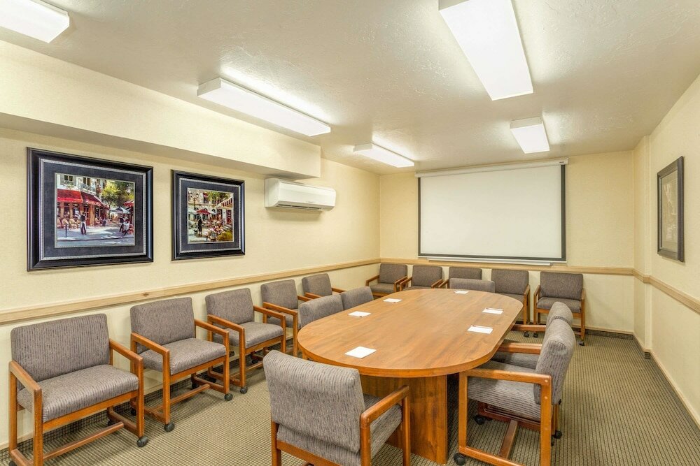 Фото Ramada by Wyndham Salt Lake City