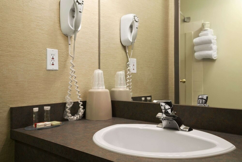 Фото Super 8 by Wyndham Revelstoke Bc