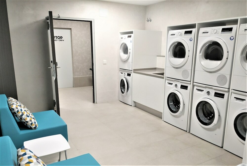 Фото Ahoy Apartments