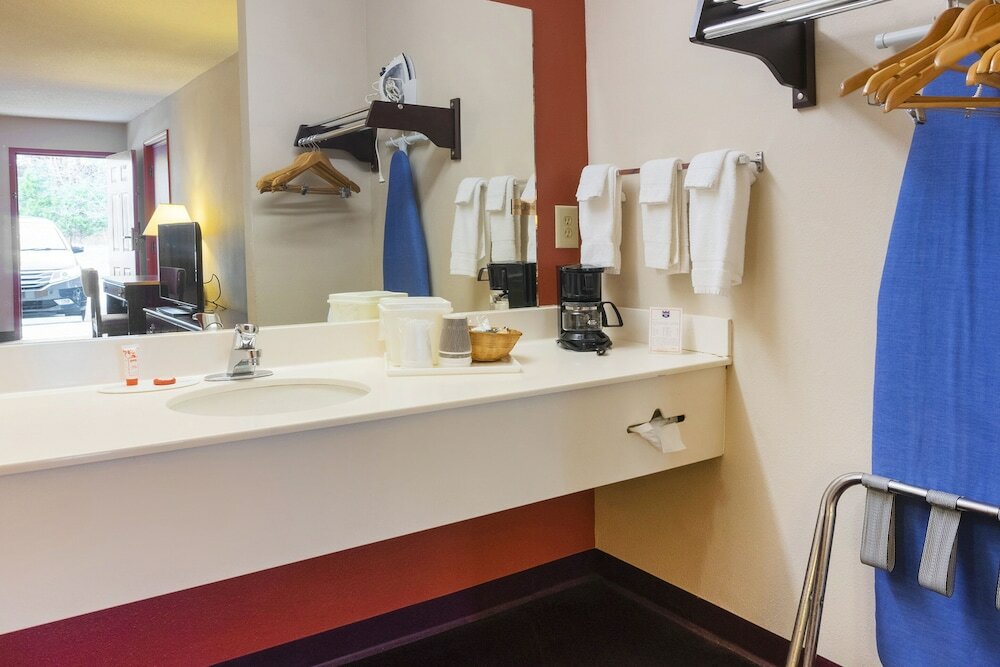 Фото Oyo Hotel Adairsville Hwy 140