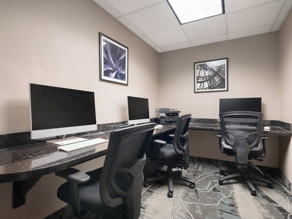 Фото Holiday Inn Calgary-Airport, an Ihg Hotel