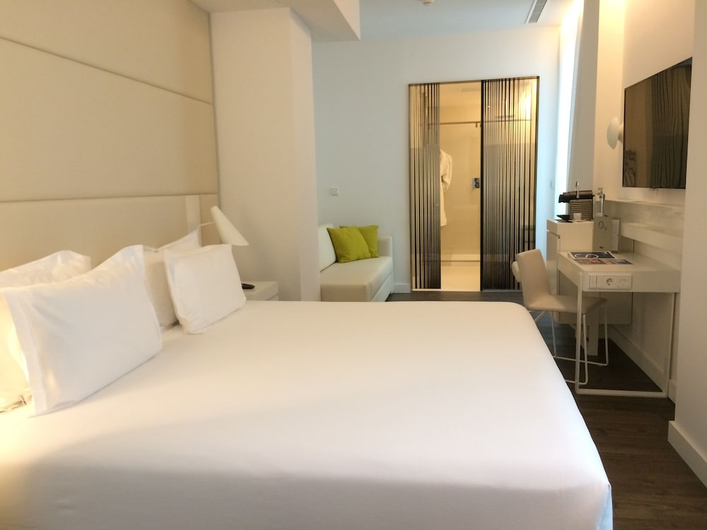 Фото H10 Urquinaona Plaza