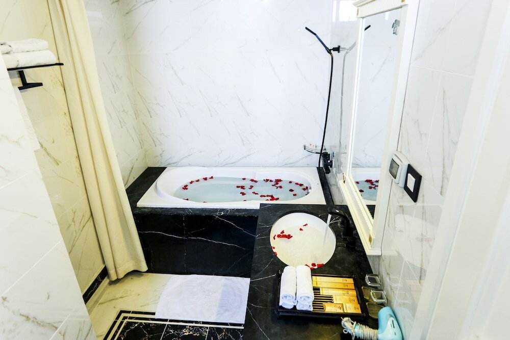 Фото Seventeen Saloon Hotel