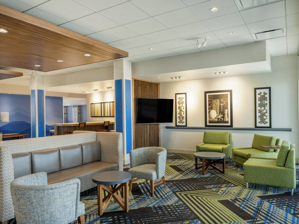 Фото Holiday Inn Express And Suites Watertown, an Ihg Hotel