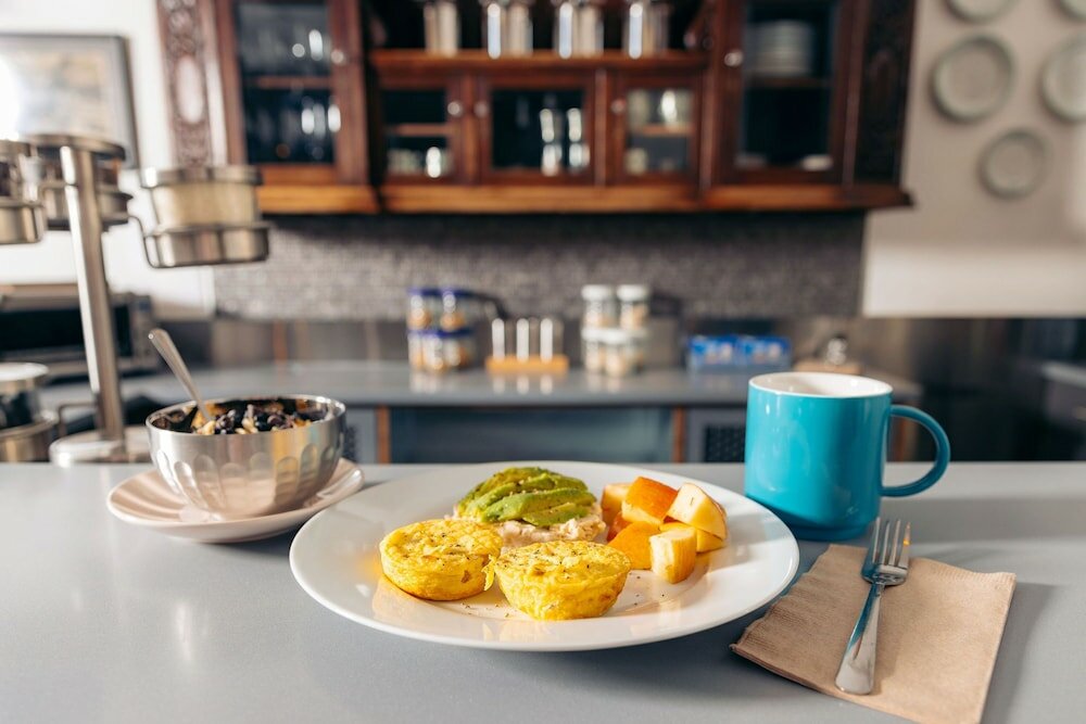Фото Silverbow Inn Hotel & Suites