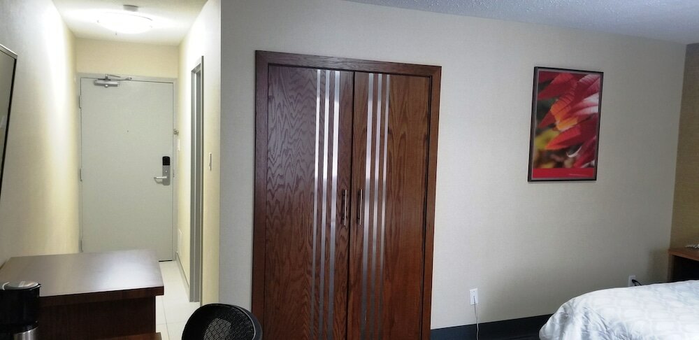 Фото Baymont by Wyndham Montreal Airport