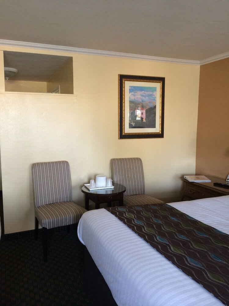 Фото Oasis Inn & Suites