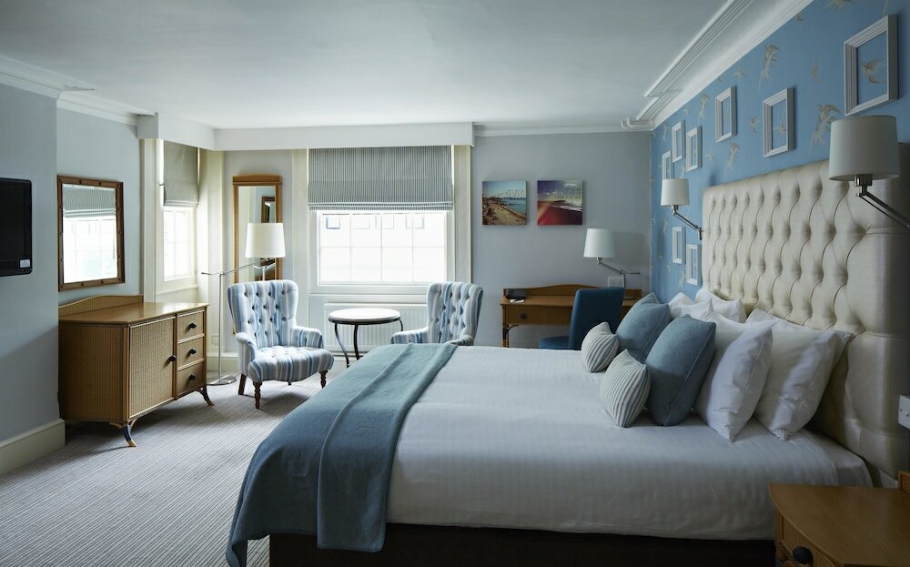 Фото The Old Ship Hotel