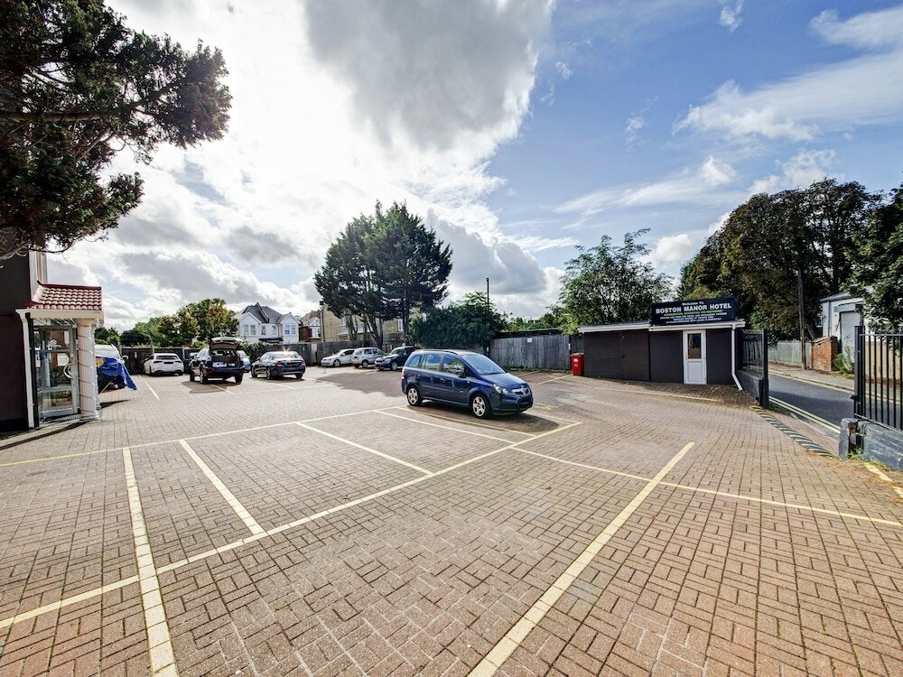 Фото Oyo Bostons Manor Hotel