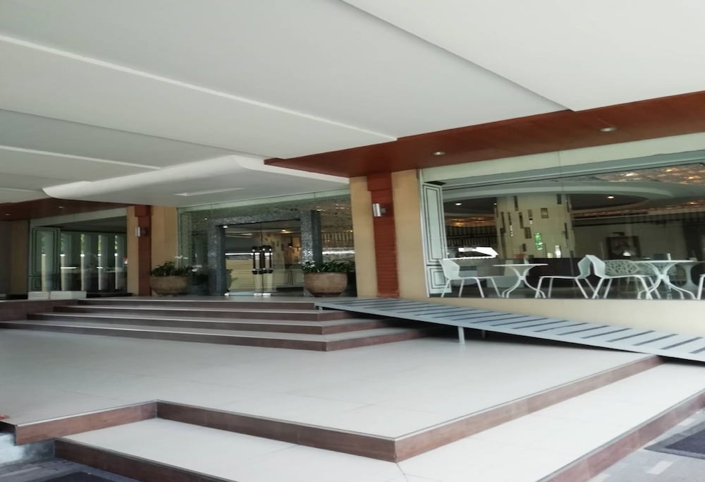 Фото The Legacy Hotel