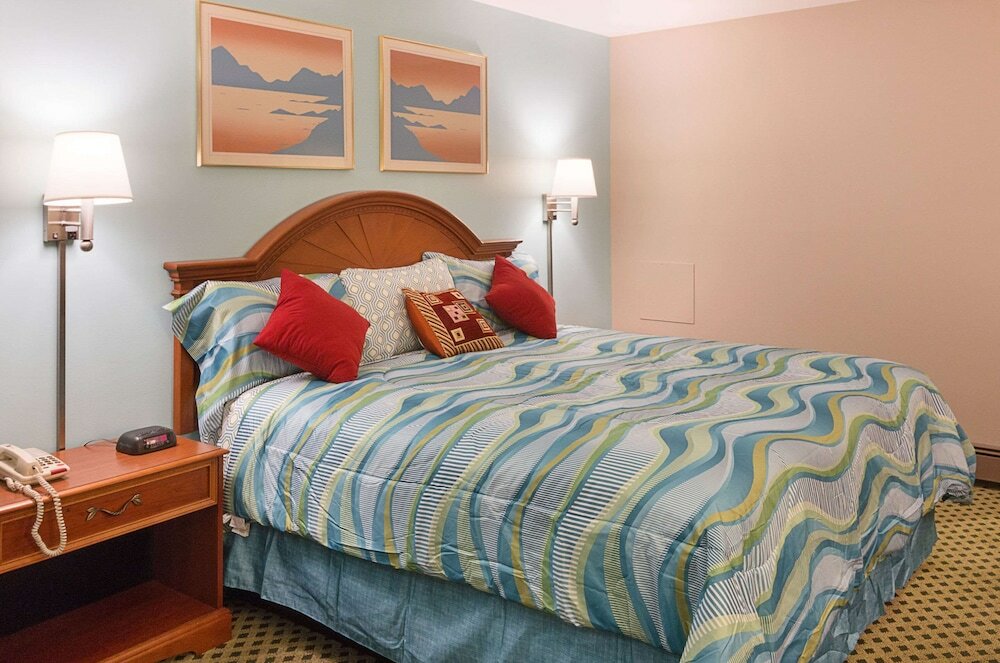 Фото Rodeway Inn Milford - I-84