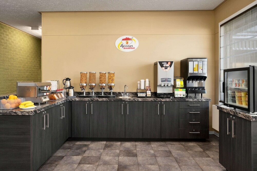 Фото Super 8 by Wyndham Hearst On