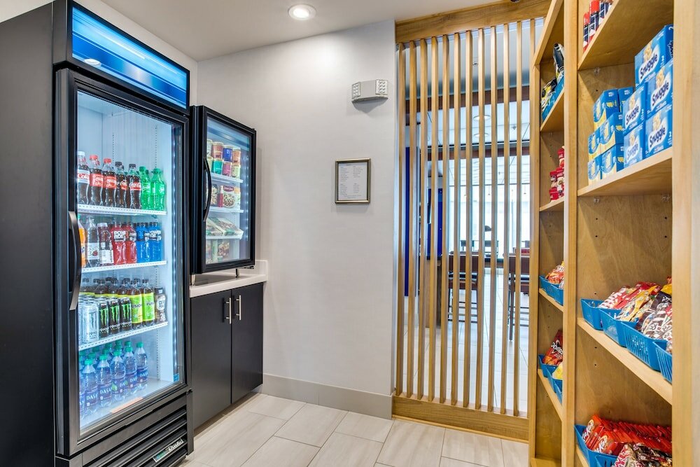 Фото Holiday Inn Express And Suites Denton South, an Ihg Hotel