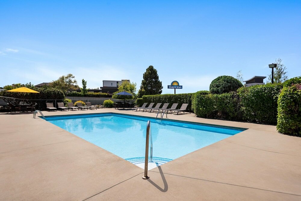 Фото Days Inn by Wyndham Kelowna