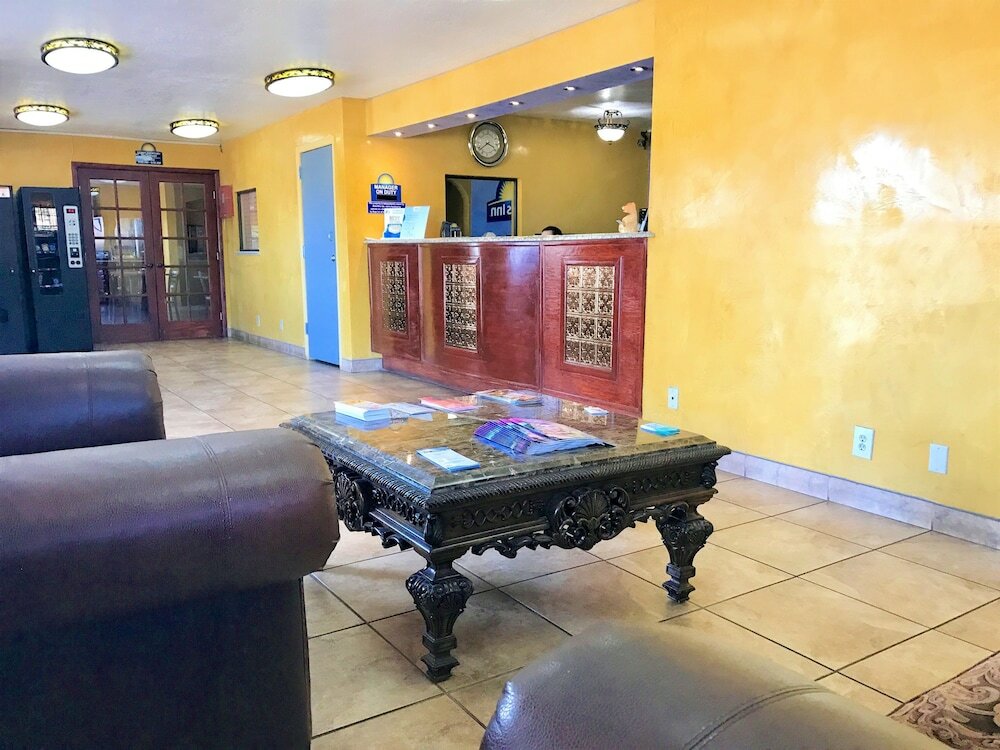 Фото Days Inn by Wyndham East Albuquerque