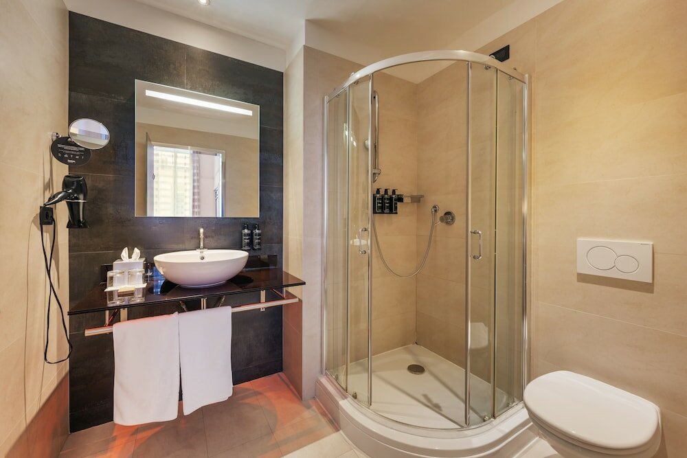 Фото Ikonik Parlament