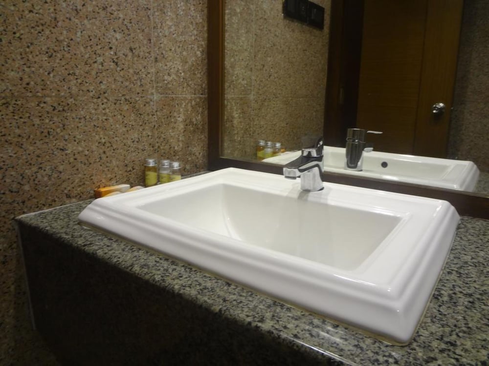 Фото Hotel Midtown Pritam