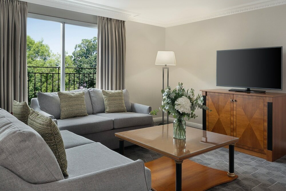 Фото Delta Hotels by Marriott Heathrow Windsor