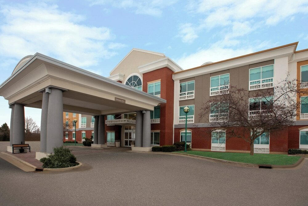 Фото Holiday Inn Express Hotel & Suites Grand Rapids-North, an Ihg Hotel