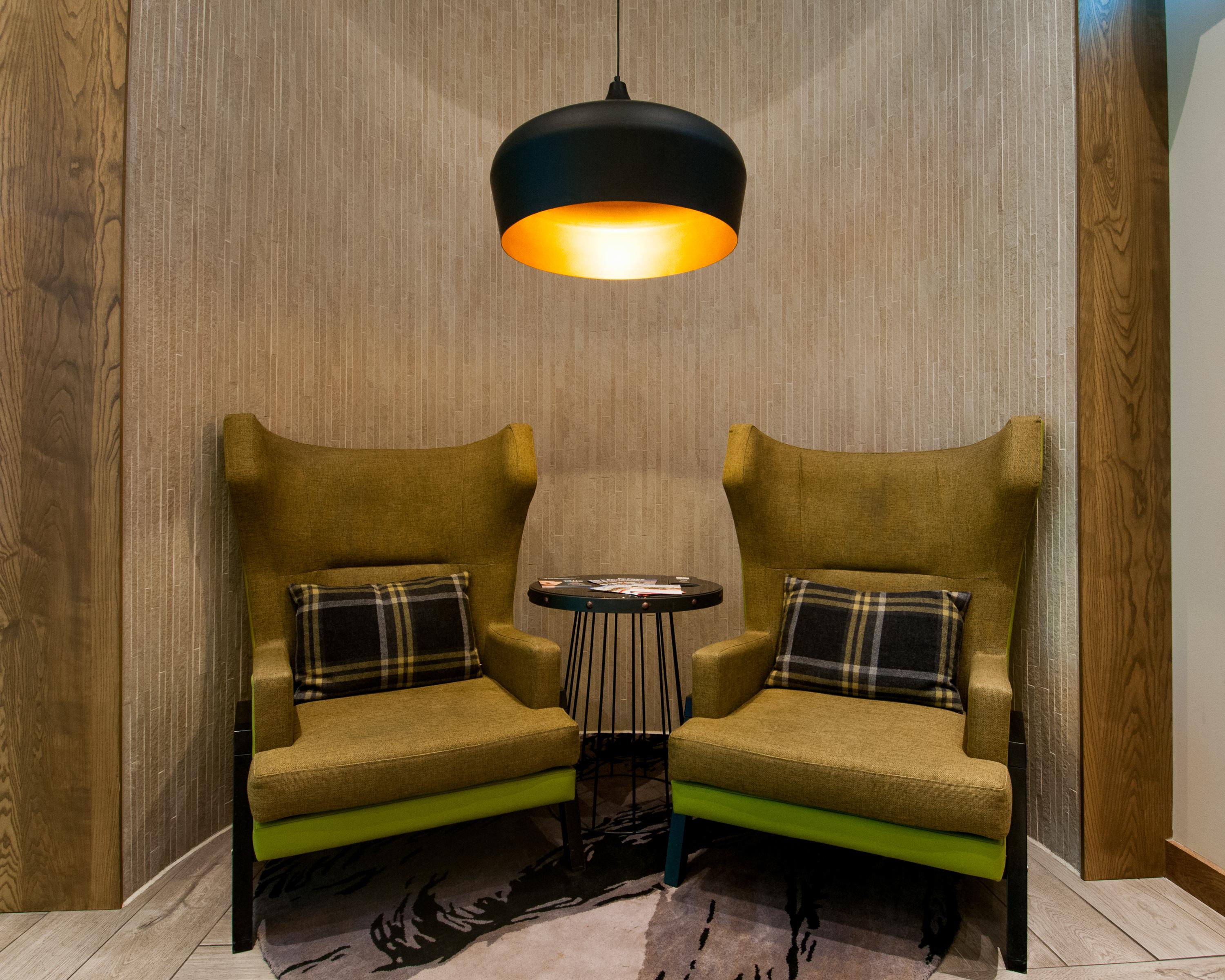 Фото Hub by Premier Inn Edinburgh City Centre