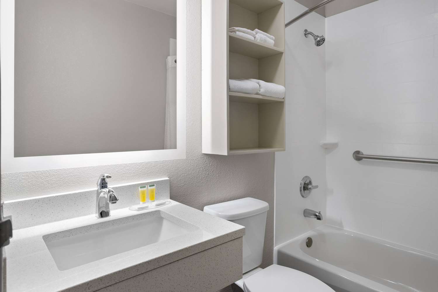 Фото Microtel Inn by Wyndham Raleigh Durham Airport