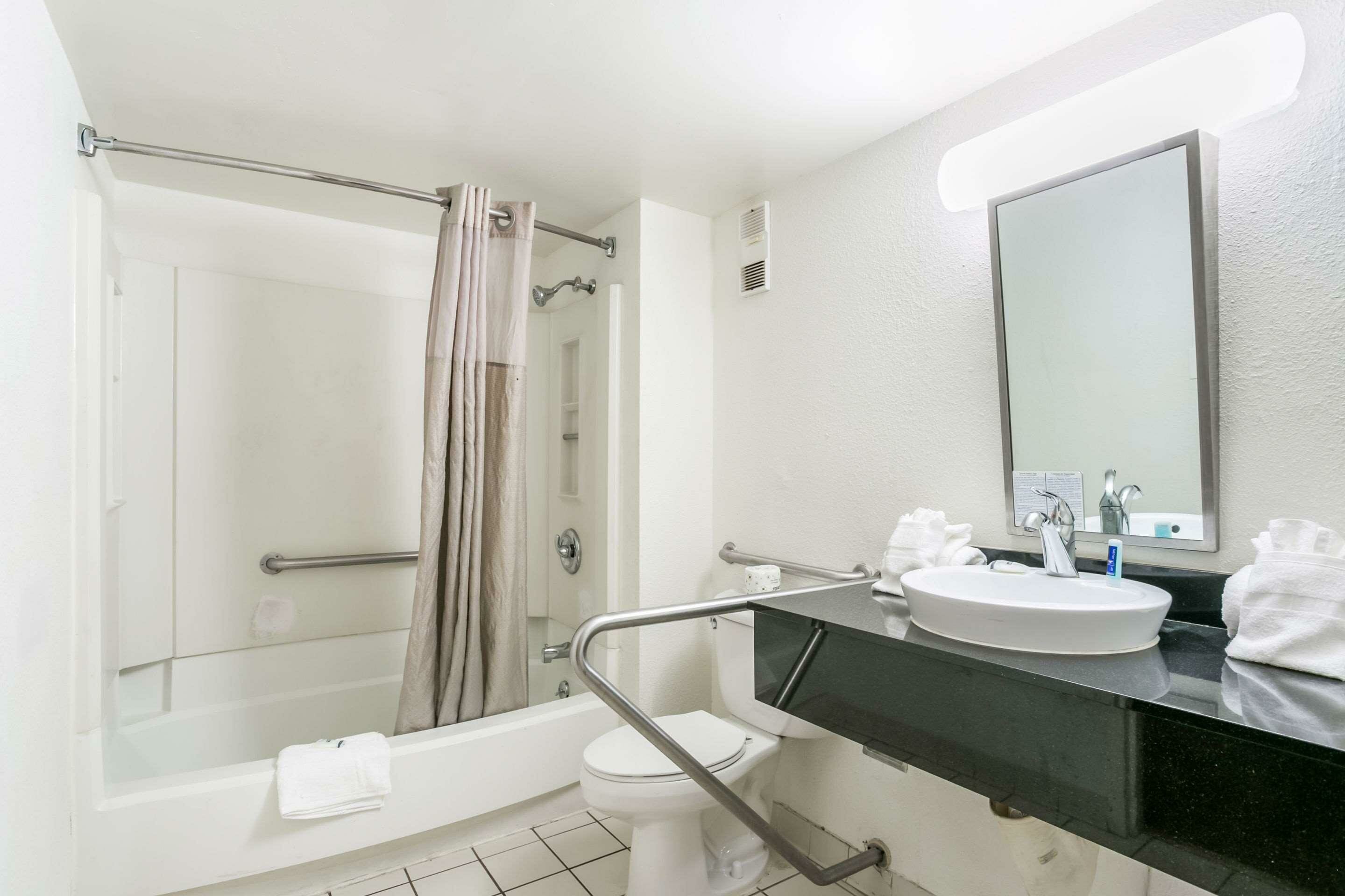 Фото Rodeway Inn Baltimore - Inner Harbor South