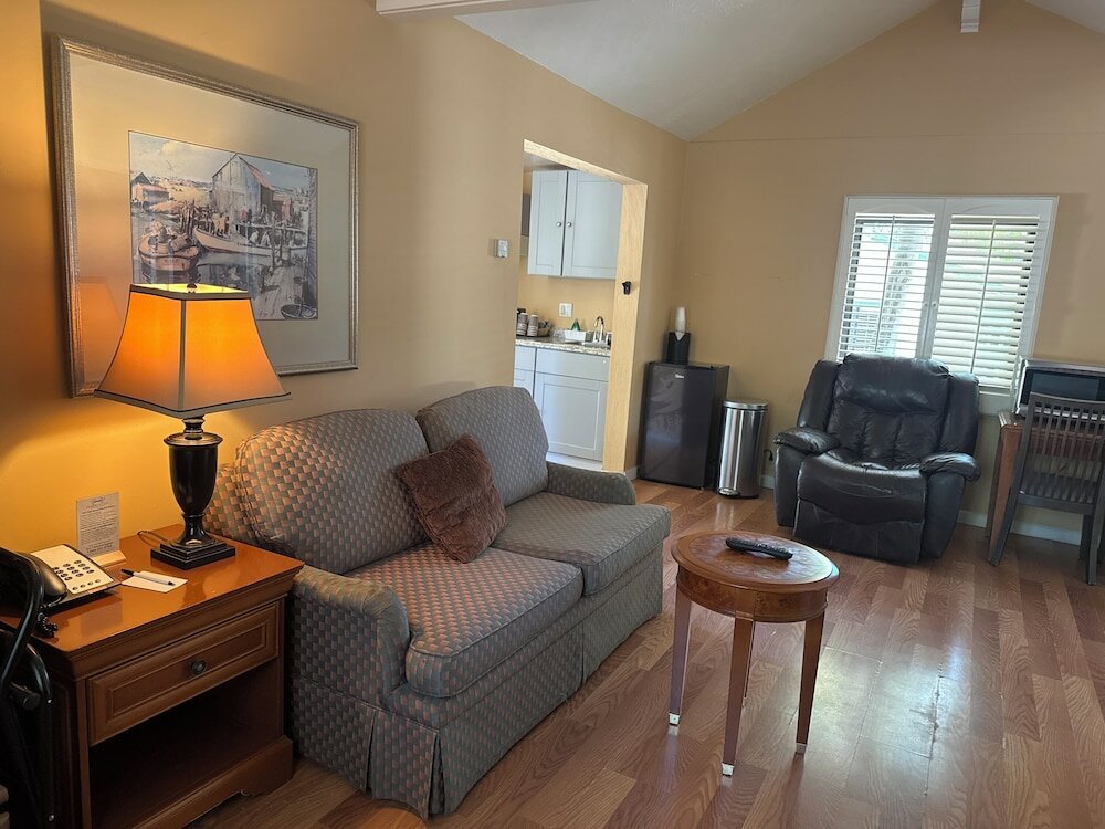 Фото Carmel Resort Inn