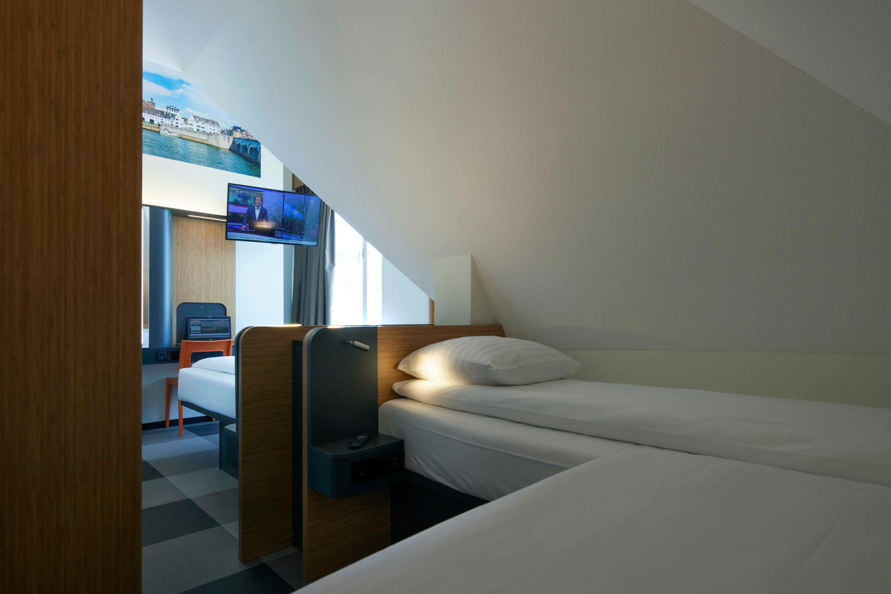 Фото EasyHotel Maastricht City Centre