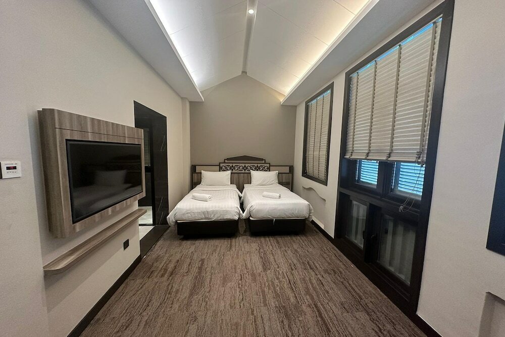 Фото Lion Peak Hotel Hamilton