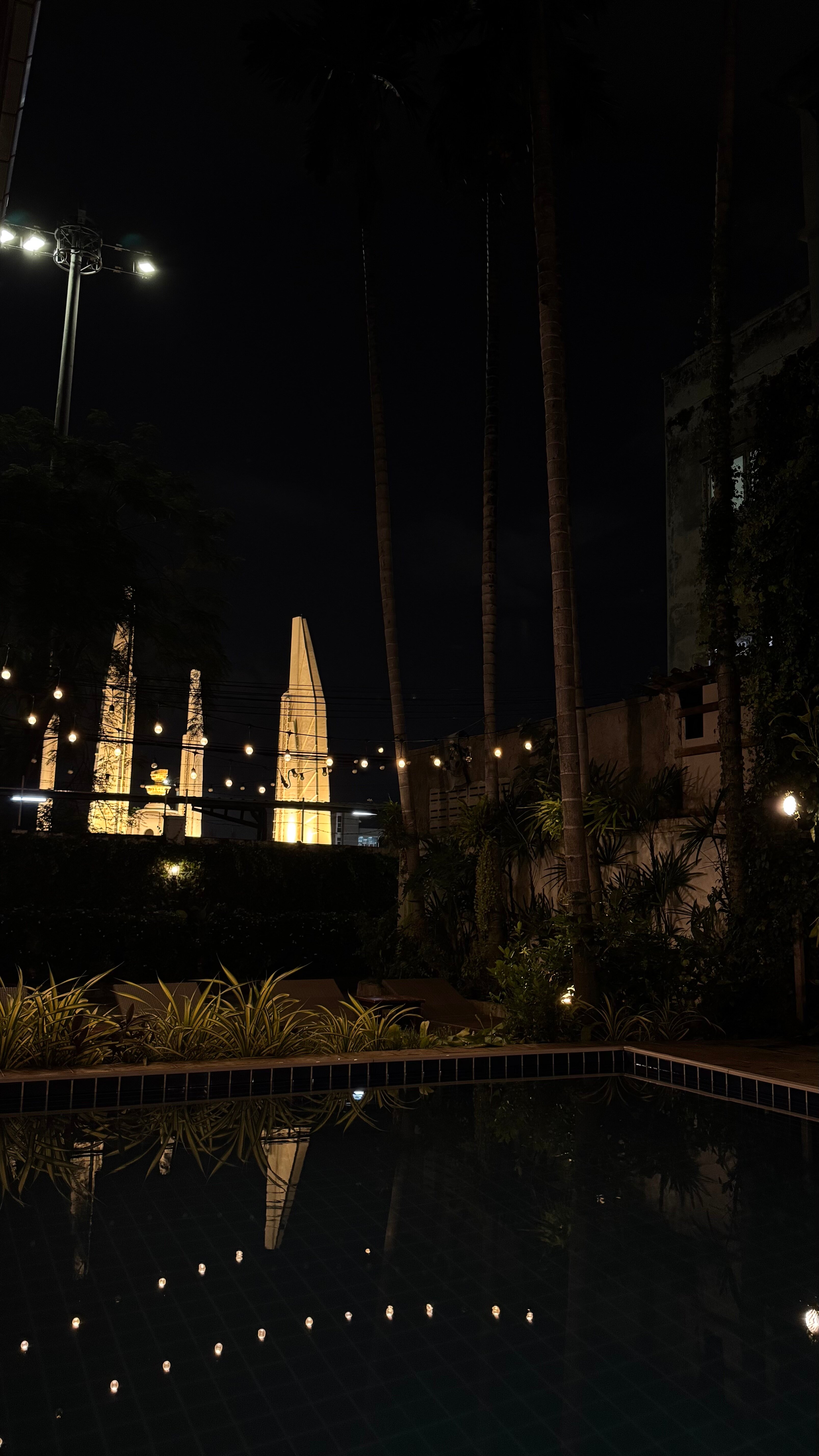 Фото DinsoMon Hotel