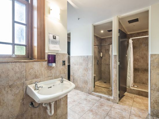 Фото The Cambridge Hotel