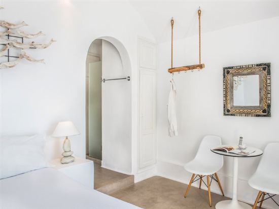 Фото On The Rocks Hotel