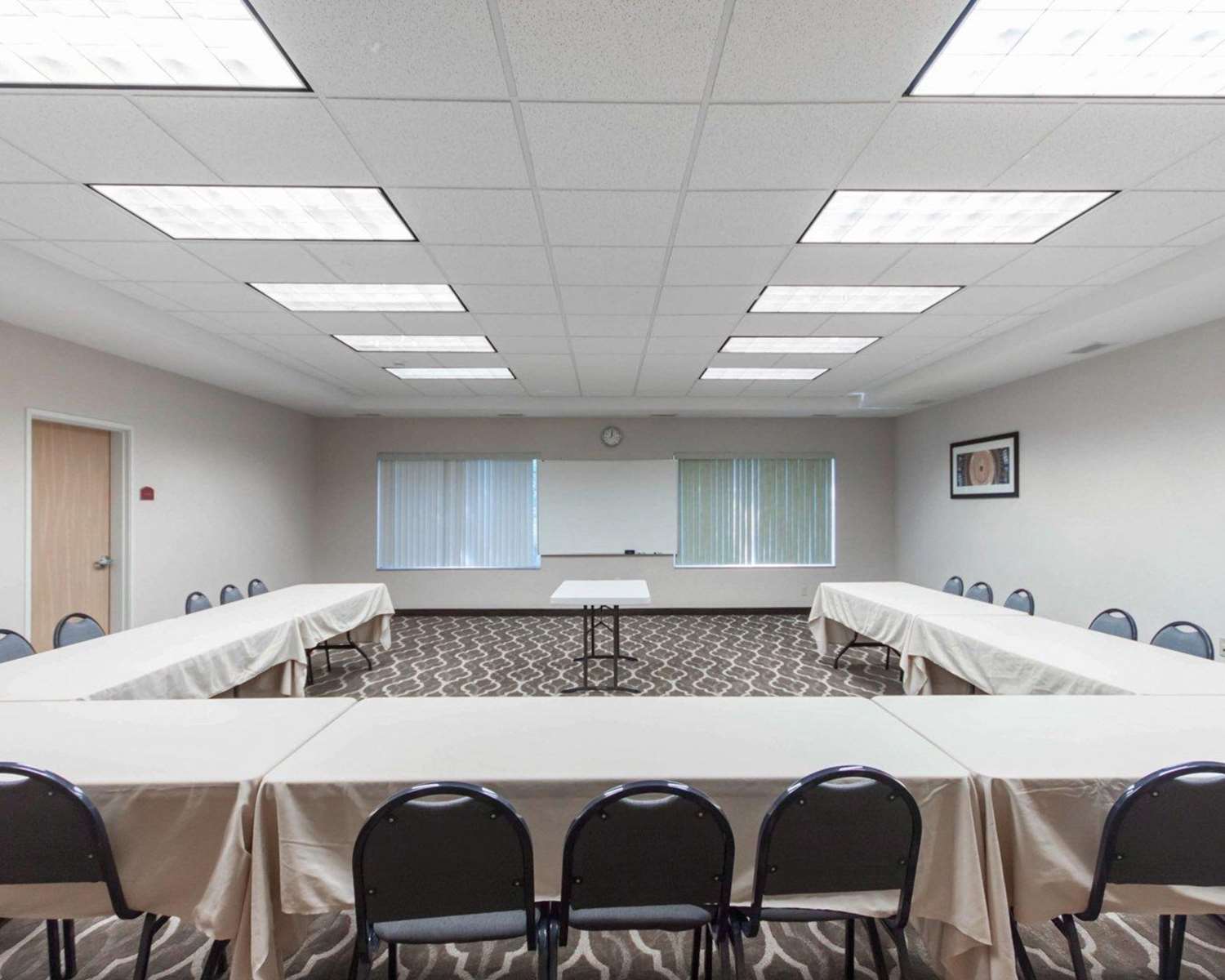 Фото Comfort Suites Airport